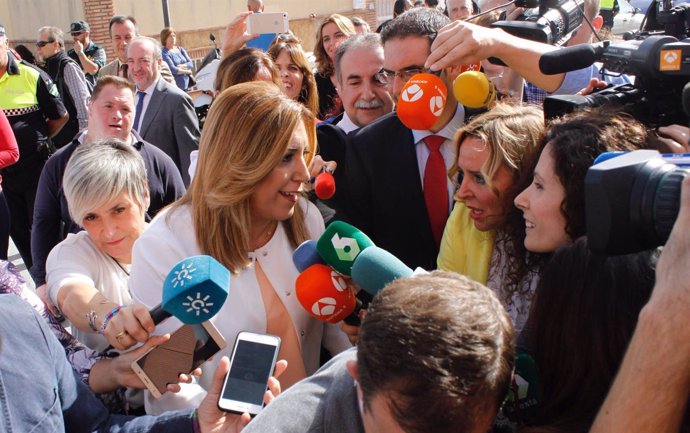 La presidenta de la Junta, Susana Díaz, atendiendo a los medios