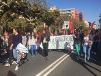 Alrededor de 500 estudiantes recorren Logroño contra la LOMCE porque "mercantiliza"