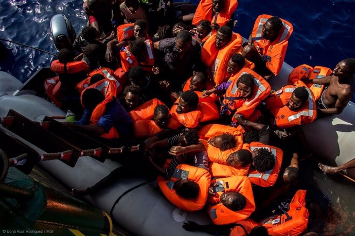 Bote con inmigrantes rescatado por MSF en el Mediterráneo