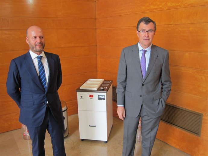 Ballesta y Gastón posan con una máquina de recogida de residuos