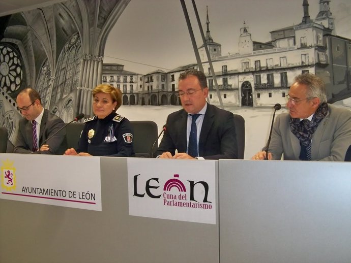 El concejal y la Mayor de Policía presentan el dispositivo del Ayto de León