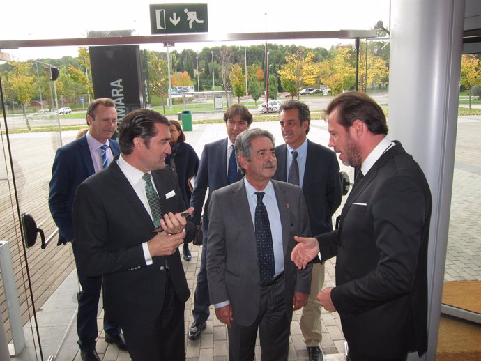 Revilla (C) con el consejero de Fomento (I) y el alcalde de Valladolid (D)