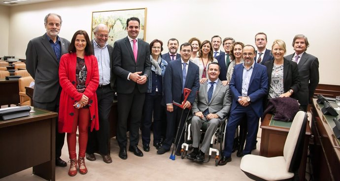 Alberto Jofre con los miembros de la Comisión del Congreso