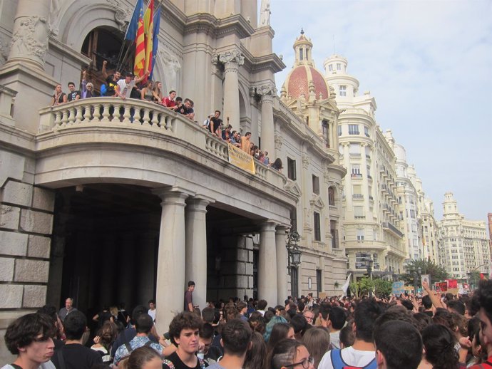 Imagen de la manifestación contra la LOMCE ante el Ayuntamiento de Valencia  