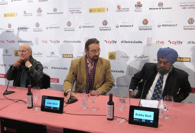 Angulo (I), Kabir Bedi (centro) y Bobby Bedi (D)