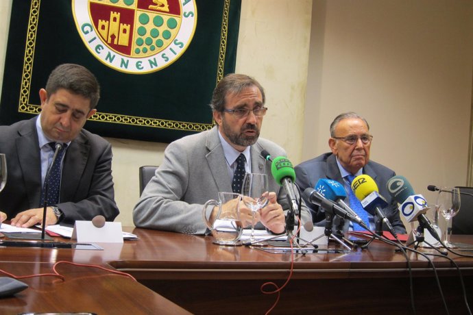 El rector de la UJA, Juan Gómez (c), en la rueda de prensa.
