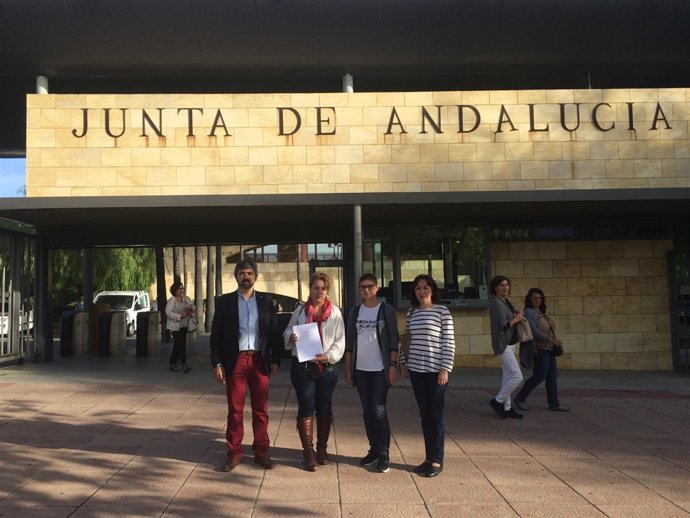 Entrega de firmas en la Consejería de Educación