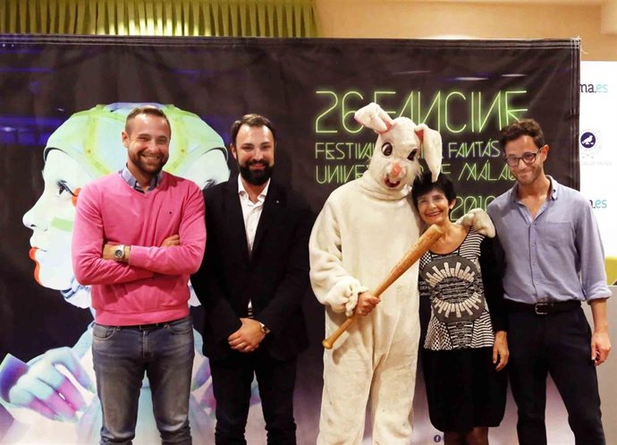 La vicerrectora con el equipo participante de Fancine. 