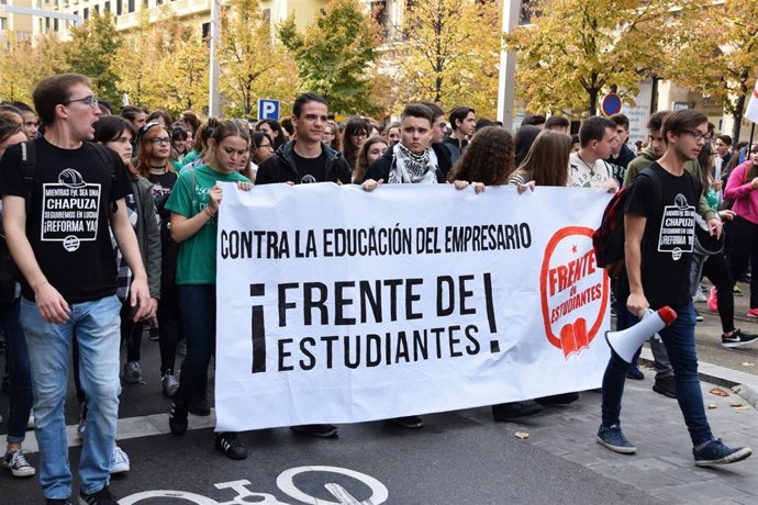 Escolares manifestándose, este miércoles en Zaragoza. 