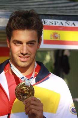El deportista cordobés Rafa Muñoz con la medalla de oro conseguida en los 50 met
