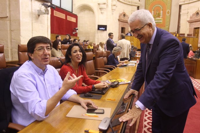 Juan Marín conversa con Jiménez Barrios en el Pleno del Parlamento