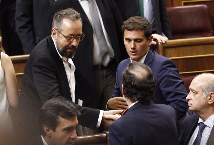 Mariano Rajoy saluda a Albert Rivera y a Juan Carlos Girauta