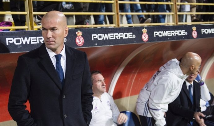 Zinédine Zidane en el banquillo de la Cultura Leonesa