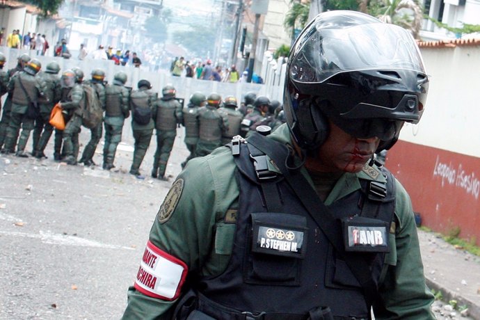 Policía herido en las protestas en Venezuela