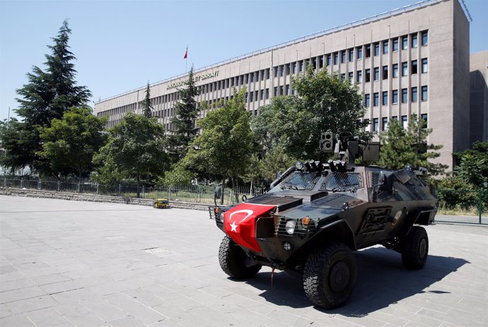 Un vehículo de las fuerzas de seguridad turcas frente al Palacio de Justicia.