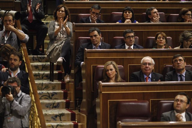 Pedro Sánchez sigue el debate de investidura en el Congreso