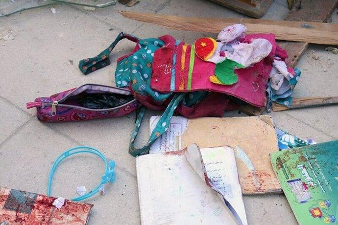 Restos de material escolar en Siria tras un ataque