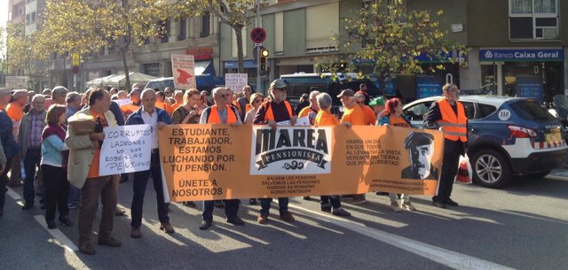 200 Activistas De Marea Pensionista Frente A La Sede Del PP Catalán.