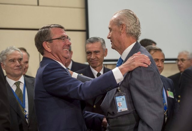 Pedro Morenés, junto al secretario de Defensa de EEUU, en la reunión de la OTAN