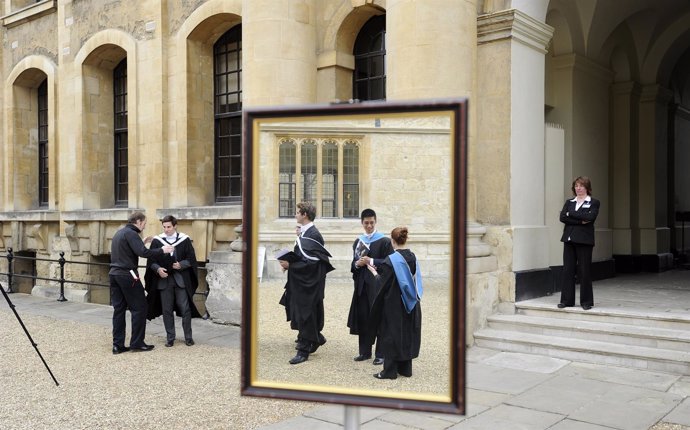 Jóvenes en una graduación en la Universidad de Oxford, Reino Unido 