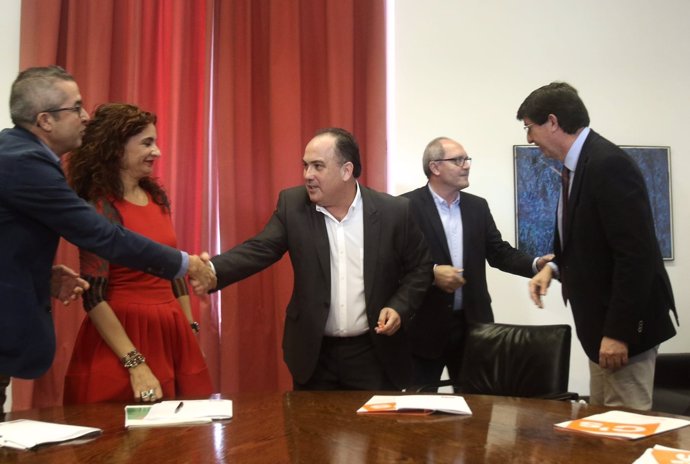 Firma del acuerdo presupuestario entre delegaciones de PSOE-A y Ciudadanos