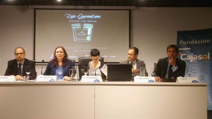 Autoridades durante la inauguración del curso