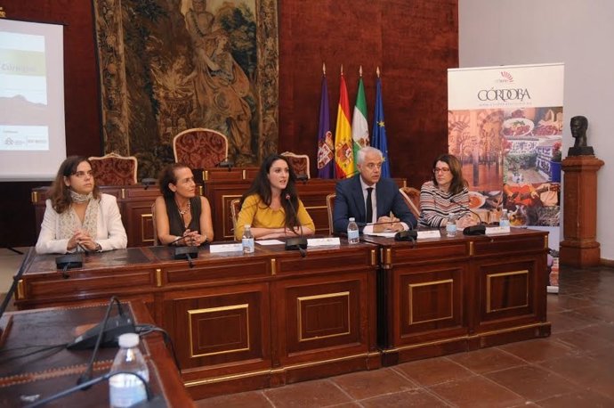 Gómez (centro), durante la inauguración del enuentro