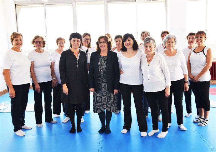 La consejera María Victoria Broto, junto a alumnos de Yoga, este jueves.
