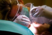 El 17,4% de los adultos y el 38,1% de los mayores de 60 años llevan implantes dentales