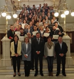 Foto de familia de los representantes de Ayuntamiento y Junta con los diplomados