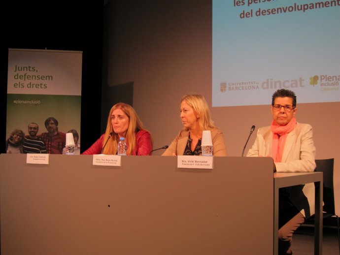 Rosa Cadenas (Dincat), Neus Munté (Generalitat) y Vicki Bernadet (FVB)