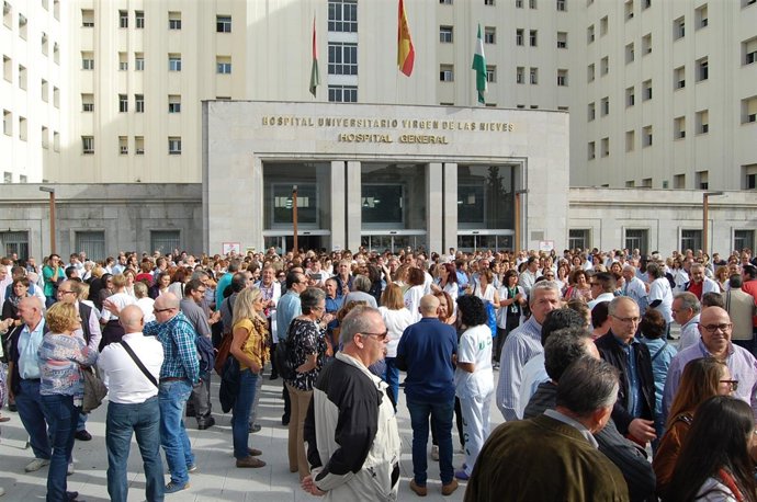 Concentración contra la fusión hospitalaria en Granada