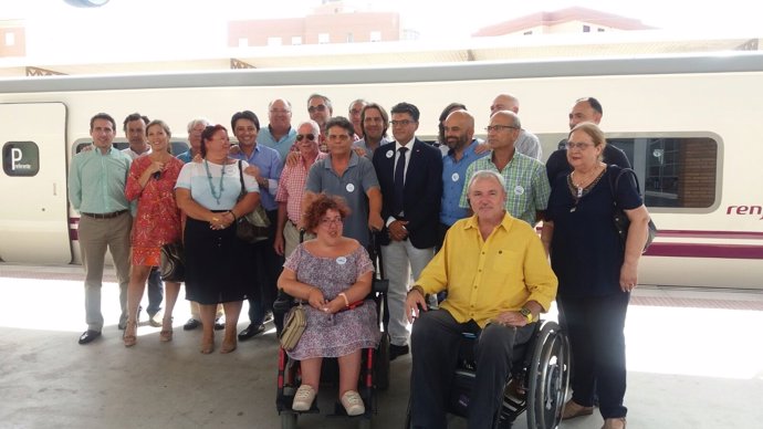 Representantes de la Mesa del Ferrocarril de Almería reciben al nuevo Talgo VI