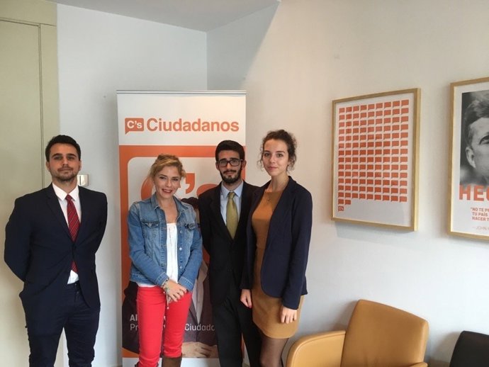 Alumnos de Derecho de la US con el Grupo de C's en el Congreso