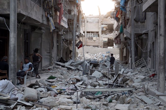 Destrozos causados por un ataque aéreo en el este de Alepo