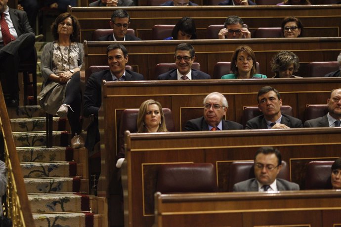 Pedro Sánchez sigue desde su escaño el debate de investidura