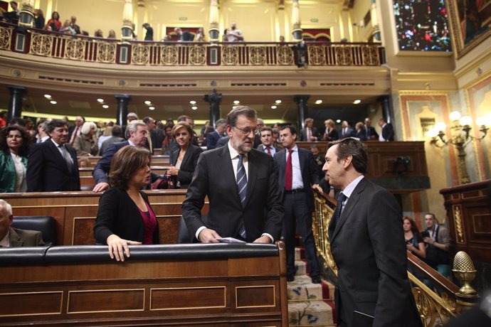 Mariano Rajoy, Soraya Santamaría y Rafael Hernando en el debate de investidura