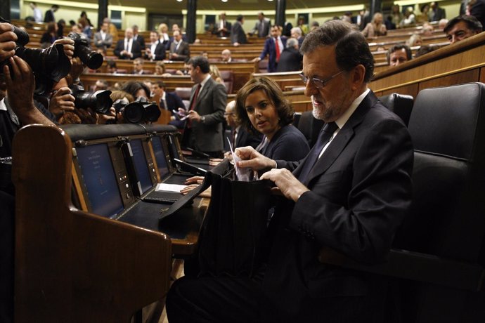 Soraya Sáenz de Santamaría y Mariano Rajoy en el debate de investidura