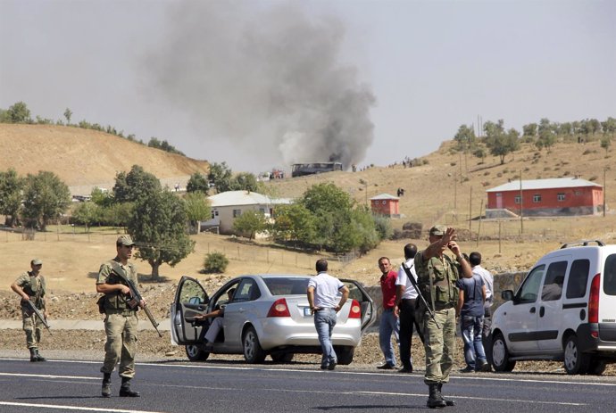 Soldados turcos cortan el tráfico tras un ataque del PKK