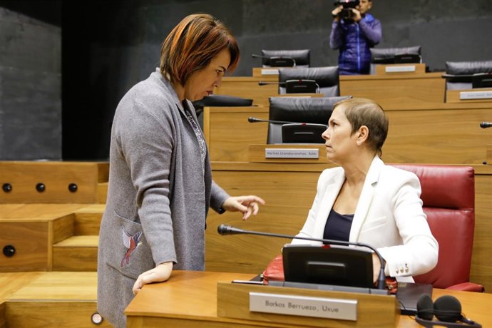 Uxue Barkos y Ainhoa Aznárez en el Parlamento de Navarra.