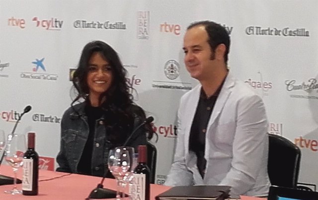 La actriz Lamis Ammar, en rueda de prensa, junto al intérprete