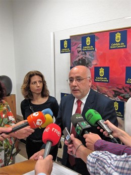 El presidente del Cabildo de Gran Canaria este jueves  antes del pleno 