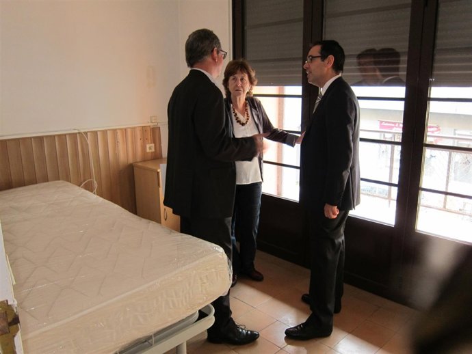 J.Fornt, C.Trilla y C.Sala en una habitación de la Casa Bloc que rehabilitarán