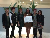 Las artífices de la iniciativa 'Tu pelo contra el cáncer' entregan a GEICAM los más de 11.000 euros recaudados