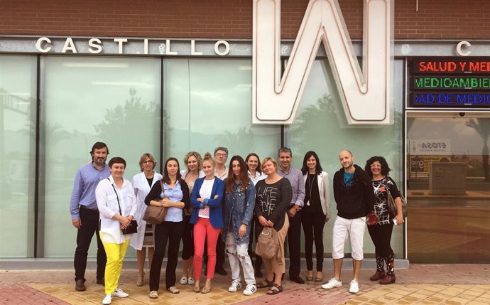 Los periodistas rusos posan con los responsables del Hospital Mesa del Castillo