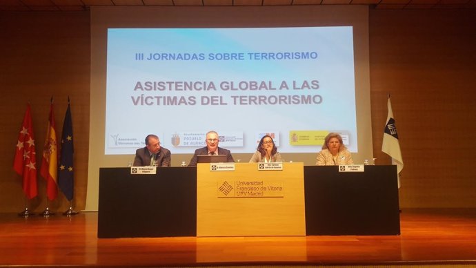 Miembros de la AVT en una jornada de asistencia a las víctimas del terrorismo