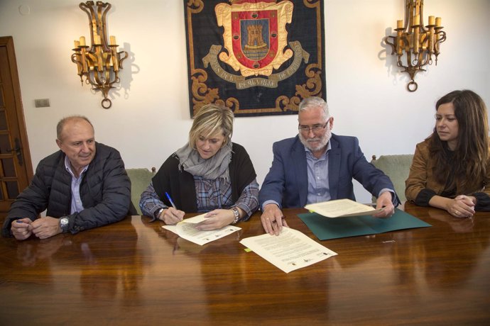 Esther Bolado y Ramón Ruiz firman el convenio