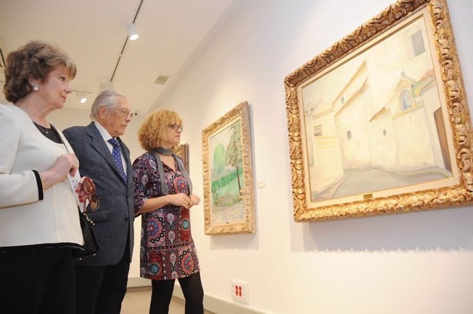 Ruz (dcha.) y Rafael Botí hijo visitan la sala dedicada al pintor