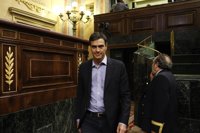 Pedro Sánchez pasa por el Congreso en medio de rumores sobre sus planes en la investidura