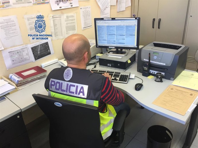 Un Policía rastra un ordenador